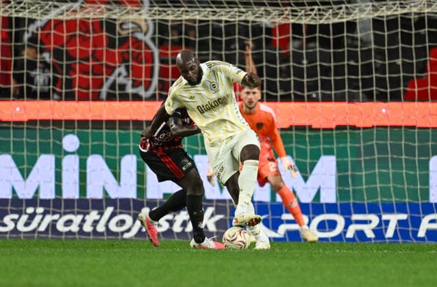 Gaziantep FK v Fenerbahce - Turkish Super Lig GAZIANTEP, TURKIYE - SEPTEMBER 14: Lukaku of Fenerbahce and Abena of Gaziantep FK compete during the Turkish Super Lig Week 5 match between Gaziantep FK and Fenerbahce at Gaziantep Buyuksehir Stadium in Gaziantep, Turkiye, on September 14, 2026. Adsiz Gunebakan Anadolu Gaziantep Turkey. Editorial use only. Please get in touch for any other usage.  Copyright: x2026xAnadoluxAdsizxGunebakanx
