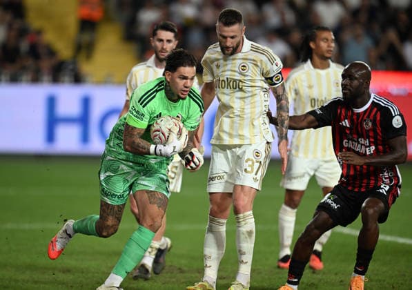Gaziantep FK v Fenerbahce - Turkish Super Lig GAZIANTEP, TURKIYE - SEPTEMBER 14: Ederson of Fenerbahce competes during the Turkish Super Lig Week 5 match between Gaziantep FK and Fenerbahce at Gaziantep Buyuksehir Stadium in Gaziantep, Turkiye, on September 14, 2026. Adsiz Gunebakan Anadolu Gaziantep Turkey. Editorial use only. Please get in touch for any other usage.  Copyright: x2026xAnadoluxAdsizxGunebakanx