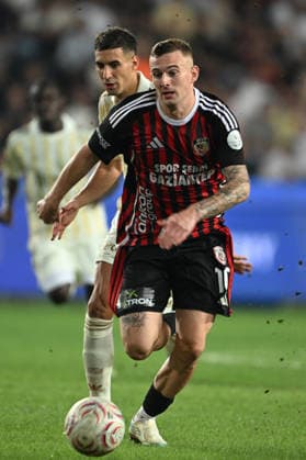 Gaziantep FK v Fenerbahce - Turkish Super Lig GAZIANTEP, TURKIYE - SEPTEMBER 14: Kozlowski (front) of Gaziantep FK competes during the Turkish Super Lig Week 5 match between Gaziantep FK and Fenerbahce at Gaziantep Buyuksehir Stadium in Gaziantep, Turkiye, on September 14, 2026. Adsiz Gunebakan Anadolu Gaziantep Turkey. Editorial use only. Please get in touch for any other usage.  Copyright: x2026xAnadoluxAdsizxGunebakanx