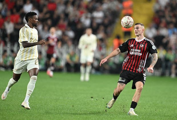 Gaziantep FK v Fenerbahce - Turkish Super Lig GAZIANTEP, TURKIYE - SEPTEMBER 14: Kozlowski (R) of Gaziantep FK competes with Nelson Semedo during the Turkish Super Lig Week 5 match between Gaziantep FK and Fenerbahce at Gaziantep Buyuksehir Stadium in Gaziantep, Turkiye, on September 14, 2026. Adsiz Gunebakan Anadolu Gaziantep Turkey. Editorial use only. Please get in touch for any other usage.  Copyright: x2026xAnadoluxAdsizxGunebakanx