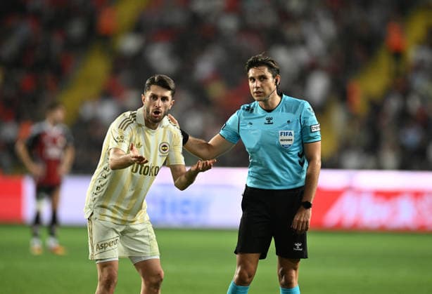 Gaziantep FK v Fenerbahce - Turkish Super Lig GAZIANTEP, TURKIYE - SEPTEMBER 14: Ismail Yuksek of Fenerbahce objects to the referee during the Turkish Super Lig Week 5 match between Gaziantep FK and Fenerbahce at Gaziantep Buyuksehir Stadium in Gaziantep, Turkiye, on September 14, 2026. Adsiz Gunebakan Anadolu Gaziantep Turkey. Editorial use only. Please get in touch for any other usage.  Copyright: x2026xAnadoluxAdsizxGunebakanx