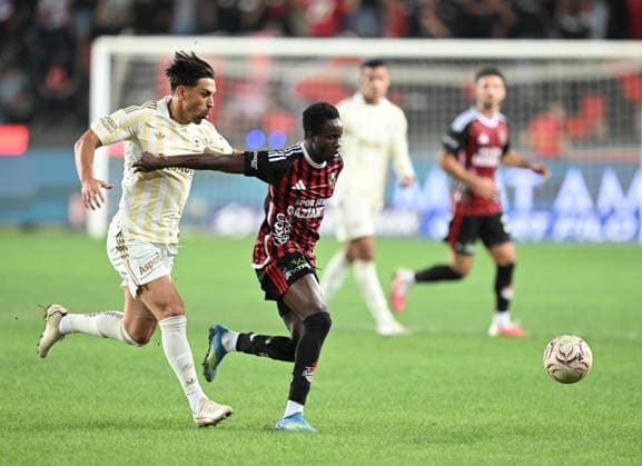 Gaziantep FK v Fenerbahce - Turkish Super Lig GAZIANTEP, TURKIYE - SEPTEMBER 14: Camara (R) of Gaziantep FK and Ismail Yuksek of Fenerbahce compete during the Turkish Super Lig Week 5 match between Gaziantep FK and Fenerbahce at Gaziantep Buyuksehir Stadium in Gaziantep, Turkiye, on September 14, 2026. Adsiz Gunebakan Anadolu Gaziantep Turkey. Editorial use only. Please get in touch for any other usage.  Copyright: x2026xAnadoluxAdsizxGunebakanx
