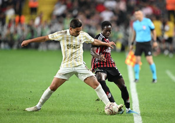 Gaziantep FK v Fenerbahce - Turkish Super Lig GAZIANTEP, TURKIYE - SEPTEMBER 14: Camara (R) of Gaziantep FK and Ismail Yuksek of Fenerbahce compete during the Turkish Super Lig Week 5 match between Gaziantep FK and Fenerbahce at Gaziantep Buyuksehir Stadium in Gaziantep, Turkiye, on September 14, 2026. Adsiz Gunebakan Anadolu Gaziantep Turkey. Editorial use only. Please get in touch for any other usage.  Copyright: x2026xAnadoluxAdsizxGunebakanx