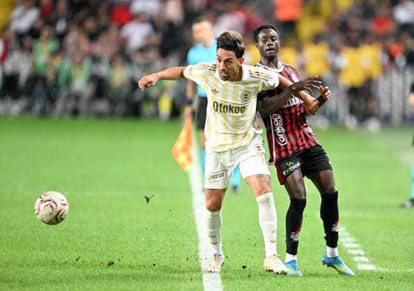 Gaziantep FK v Fenerbahce - Turkish Super Lig GAZIANTEP, TURKIYE - SEPTEMBER 14: Camara (R) of Gaziantep FK and Ismail Yuksek of Fenerbahce compete during the Turkish Super Lig Week 5 match between Gaziantep FK and Fenerbahce at Gaziantep Buyuksehir Stadium in Gaziantep, Turkiye, on September 14, 2026. Adsiz Gunebakan Anadolu Gaziantep Turkey. Editorial use only. Please get in touch for any other usage.  Copyright: x2026xAnadoluxAdsizxGunebakanx