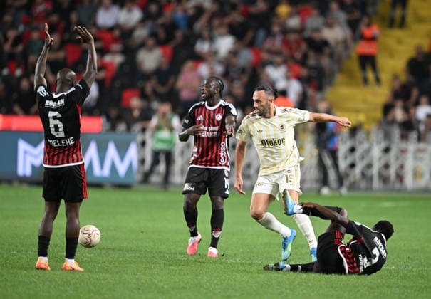 Gaziantep FK v Fenerbahce - Turkish Super Lig GAZIANTEP, TURKIYE - SEPTEMBER 14: Camara (R) of Gaziantep FK falls during the Turkish Super Lig Week 5 match between Gaziantep FK and Fenerbahce at Gaziantep Buyuksehir Stadium in Gaziantep, Turkiye, on September 14, 2026. Adsiz Gunebakan Anadolu Gaziantep Turkey. Editorial use only. Please get in touch for any other usage.  Copyright: x2026xAnadoluxAdsizxGunebakanx