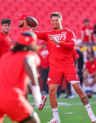 Sep 14, 2026, Kansas City Missouri, USA: Kansas City Chiefs quarterback PATRICK MAHOMES warms up before the game against the Denver Broncos Kansas City, MO, USA; at Arrowhead Stadium. Kansas City USA - ZUMAc04_ 20260914_zma_c04_046 Copyright: xRomanxPunox
