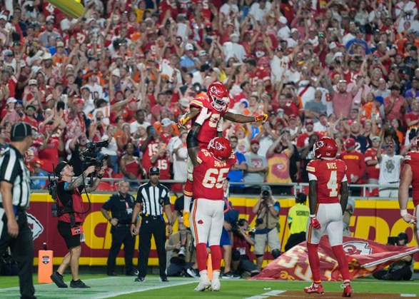 Sport Bilder des Tages #2 Kansas City Chiefs guard Trey Smith (65) elevates Kansas City Chiefs running back Kenneth Walker III (9) after scoring a touchdown against the Broncos on Monday Night Football at Arrowhead Stadium in Kansas City, Missouri on Monday September 14, 2026.  KCP2026091421 JONxROBICHAUD