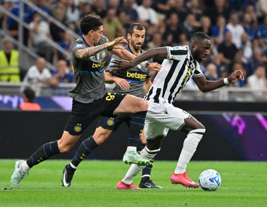 (260915) -- MILAN, Sept. 15, 2026 -- Inter Milan s Alessandro Bastoni (L) and Henrikh Mkhitaryan (C) vies with Udinese s Keinan Davis during a Serie A soccer match between Inter Milan and Udinese in Milan, Italy, Sept.14, 2026. (Photo by Xinhua) (SP)ITALY-MILAN-FOOTBALL-SERIE A-INTER MILAN VS UDINESE AlbertoxLingria 
