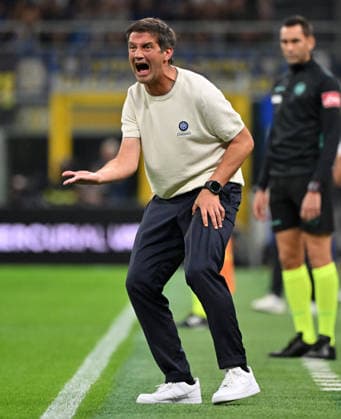 (260915) -- MILAN, Sept. 15, 2026 -- Inter Milan s head coach Christian Chivu gestures during a Serie A soccer match between Inter Milan and Udinese in Milan, Italy, Sept.14, 2026. (Photo by Xinhua) (SP)ITALY-MILAN-FOOTBALL-SERIE A-INTER MILAN VS UDINESE AlbertoxLingria 