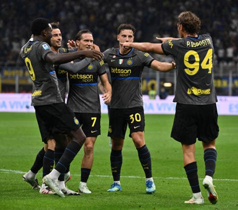 (260915) -- MILAN, Sept. 15, 2026 -- Inter Milan s Pio Esposito (1st R) celebrates his goal with teammates during a Serie A soccer match between Inter Milan and Udinese in Milan, Italy, Sept.14, 2026. (Photo by Xinhua) (SP)ITALY-MILAN-FOOTBALL-SERIE A-INTER MILAN VS UDINESE AlbertoxLingria 