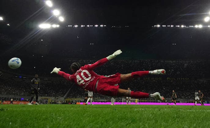 (260915) -- MILAN, Sept. 15, 2026 -- Udinese s goalkeeper Maduka Okoye (front) fails to save during a Serie A soccer match between Inter Milan and Udinese in Milan, Italy, Sept.14, 2026. (Photo by Xinhua) (SP)ITALY-MILAN-FOOTBALL-SERIE A-INTER MILAN VS UDINESE AlbertoxLingria 
