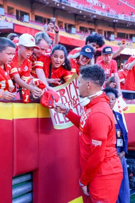 Sep 14, 2026: Kansas City Chiefs quarterback Patrick MahomesÃ‚ (15) signs an autograph for a fan before the game against the Denver Broncos Kansas City, MO, USA; at Arrowhead Stadium. Mandatory Credit: -Cal Media Kansas City USA - ZUMAc04_ 20260914_zma_c04_074 Copyright: xRomanxPunox