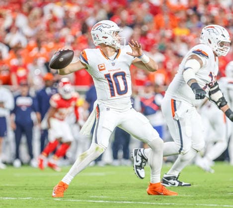 Sep 14, 2026: Denver Broncos quarterback Bo Nix (10) sets to throw the ball in the 1st quarter against the Kansas City Chiefs Kansas City, MO, USA; at Arrowhead Stadium. Mandatory Credit: -Cal Media Kansas City USA - ZUMAc04_ 20260914_zma_c04_096 Copyright: xRomanxPunox