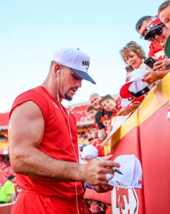 Sep 14, 2026: Kansas City Chiefs linebacker Drue Tranquill (23) signs autographs prior to game against the Denver Broncos in Kansas City, MO, USA; at Arrowhead Stadium. Mandatory Credit: -Cal Media Kansas City USA - ZUMAc04_ 20260914_zma_c04_116 Copyright: xRomanxPunox