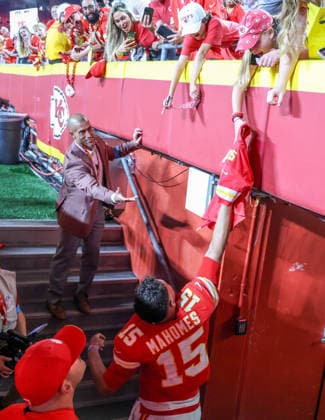 Sep 14, 2026: Kansas City Chiefs quarterback Patrick MahomesÃ‚ (15) signs a jersey after the game against the Denver Broncos in Kansas City, MO, USA; at Arrowhead Stadium. Mandatory Credit: -Cal Media Kansas City USA - ZUMAc04_ 20260914_zma_c04_137 Copyright: xRomanxPunox