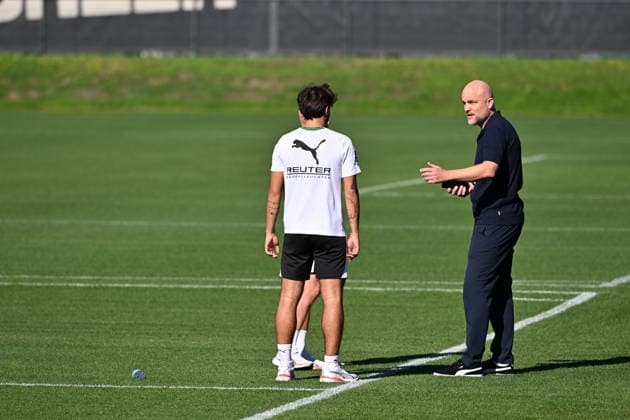 September 15, 2026, Mönchengladbach Soccer, Men s, 2026–2027 season, Borussia Mönchengladbach training: A conversation with (from left) Jens Castrop (Gladbach) and Rouven Schröder, Head of Sports (Gladbach). DFL regulations prohibit any use of photographs as image sequences and or quasi-video content at Borussia Park, North Rhine-Westphalia, Germany