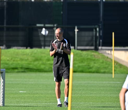 September 15, 2026, Mönchengladbach Soccer, Men s, 2026–2027 season, Borussia Mönchengladbach training session: Jan Moritz Lichte, interim coach, claps his hands and cheers on his players. DFL regulations prohibit any use of photographs as image sequences and or quasi-video content. Borussia Park, North Rhine-Westphalia, Germany