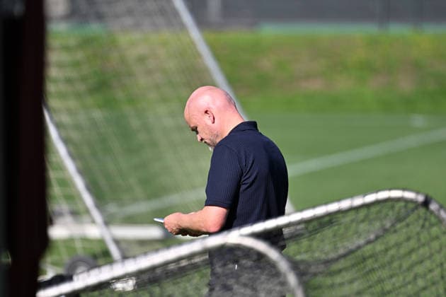 September 15, 2026, Mönchengladbach Soccer, Men s, 2026–2027 season, Borussia Mönchengladbach training session; Rouven Schröder, Head of Sports, stands on the edge of the training field. DFL regulations prohibit any use of photographs as image sequences and or quasi-video footage. Borussia Park, North Rhine-Westphalia, Germany
