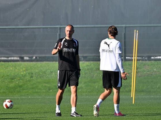 September 15, 2026, Mönchengladbach Soccer, Men s, 2026–2027 season, Borussia Mönchengladbach training session: Jan Moritz Lichte, interim coach, gives instructions to Florian Neuhaus (right). Borussia Park, North Rhine-Westphalia, Germany