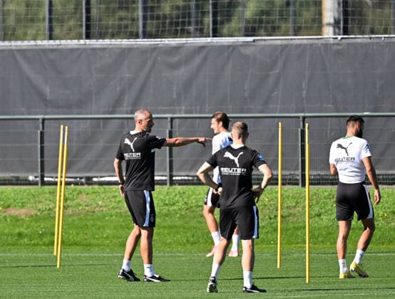 September 15, 2026, Mönchengladbach Soccer, Men s, 2026–2027 season, Borussia Mönchengladbach training session: Jan Moritz Lichte, interim coach of Gladbach, on the left, giving instructions. DFL regulations prohibit any use of photographs as image sequences and or quasi-video content at Borussia Park, North Rhine-Westphalia, Germany