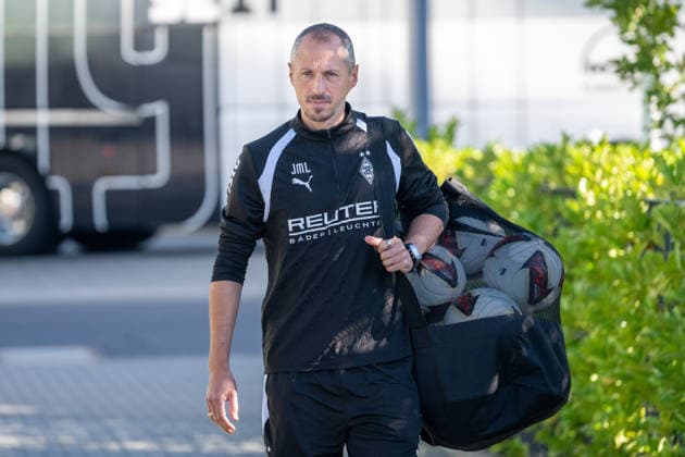 Jan Moritz Lichte, Borussia Mönchengladbach, interim coach on his way to the training field. Borussia Mönchengladbach open training session, soccer, Bundesliga, 2026–2027 season, September 15, 2026, public training session for Borussia Mönchengladbach, soccer, Bundesliga, 2026–2027 season, September 15, 2026, Mönchengladbach Copyright: xEibner-Pressefoto ThomasxHaeslerx EP_THR