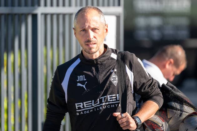Jan Moritz Lichte, Borussia Mönchengladbach, interim coach on his way to the training field. Borussia Mönchengladbach public training session, soccer, Bundesliga, 2026–2027 season, September 15, 2026, Borussia Mönchengladbach open training session, soccer, Bundesliga, 2026–2027 season, September 15, 2026, Mönchengladbach Copyright: xEibner-Pressefoto ThomasxHaeslerx EP_THR