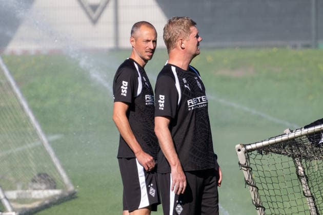 Jan Moritz Lichte of Borussia Mönchengladbach, interim coach, and Markus Gellhaus of Borussia Mönchengladbach, assistant coach, on their way to physical training. Public training session for Borussia Mönchengladbach, soccer, Bundesliga, 2026–2027 season, September 15, 2026, public training session for Borussia Mönchengladbach, soccer, Bundesliga, 2026–2027 season, September 15, 2026, Mönchengladbach Copyright: xEibner-Pressefoto ThomasxHaeslerx EP_THR