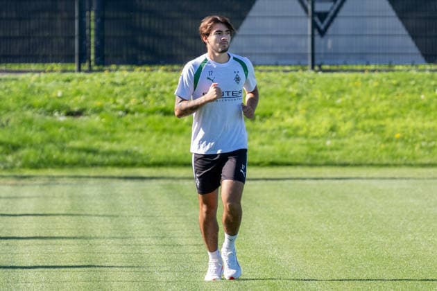 Jens Castrop, Borussia Mönchengladbach, 17, during running drills; Borussia Mönchengladbach public training session, soccer, Bundesliga, 2026–2027 season, September 15, 2026, Borussia Mönchengladbach public training session, soccer, Bundesliga, 2026–2027 season, September 15, 2026, Mönchengladbach Copyright: xEibner-Pressefoto ThomasxHaeslerx EP_THR