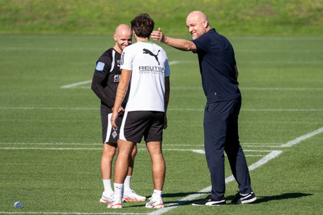 Rouven Schroeder of Borussia Mönchengladbach, sporting director, gives Jens Castrop of Borussia Mönchengladbach, 17, a friendly pat on the back. Also present: Philipp Schmidt of Borussia Mönchengladbach, athletic trainer. Public training session for Borussia Mönchengladbach, soccer, Bundesliga, 2026–2027 season, September 15, 2026, public training session at Borussia Mönchengladbach, soccer, Bundesliga, 2026–2027 season, September 15, 2026, Mönchengladbach Copyright: xEibner-Pressefoto ThomasxHaeslerx EP_THR