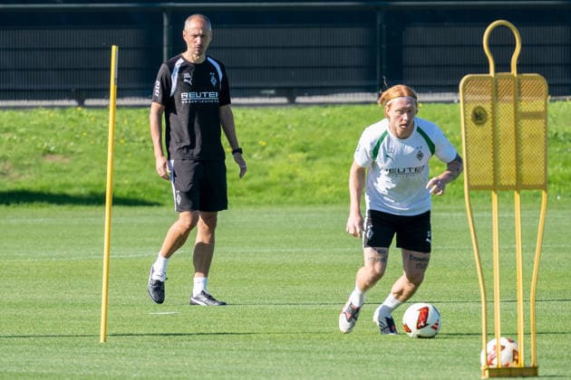 Jan Moritz Lichte, Borussia Mönchengladbach interim coach, watches Yukhym Konoplia of Borussia Mönchengladbach perform an exercise, 22. Borussia Mönchengladbach public training session, soccer, Bundesliga, 2026–2027 season, September 15, 2026, public training session, Borussia Mönchengladbach, soccer, Bundesliga, 2026–2027 season, September 15, 2026, Mönchengladbach Copyright: xEibner-Pressefoto ThomasxHaeslerx EP_THR