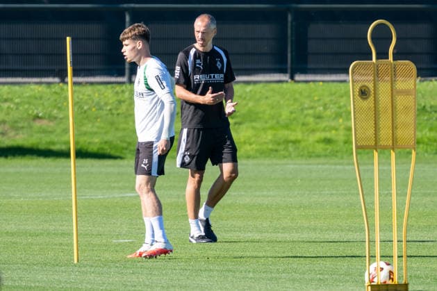 Jan Moritz Lichte, Borussia Mönchengladbach, interim coach, calls for faster and more precise execution of the drill. Before that, Lukas Ullrich, Borussia Mönchengladbach, 26 Public Training Session, Borussia Mönchengladbach, Soccer, Bundesliga, 2026–2027 season, September 15, 2026, public training session, Borussia Mönchengladbach, soccer, Bundesliga, 2026–2027 season, September 15, 2026, Mönchengladbach Copyright: xEibner-Pressefoto ThomasxHaeslerx EP_THR