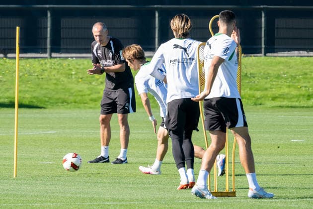 Jan Moritz Lichte, Borussia Mönchengladbach, interim coach motivates Daiki Hashioka, Borussia Mönchengladbach, 14, during practice; behind him is Ko Itakura, Borussia Mönchengladbach, 06 and Tim Kleindienst, Borussia Mönchengladbach, 11 Public Training Session, Borussia Mönchengladbach, Soccer, Bundesliga, 2026–2027 Season, September 15, 2026, public training session, Borussia Mönchengladbach, soccer, Bundesliga, 2026–2027 season, September 15, 2026, Mönchengladbach Copyright: xEibner-Pressefoto ThomasxHaeslerx EP_THR
