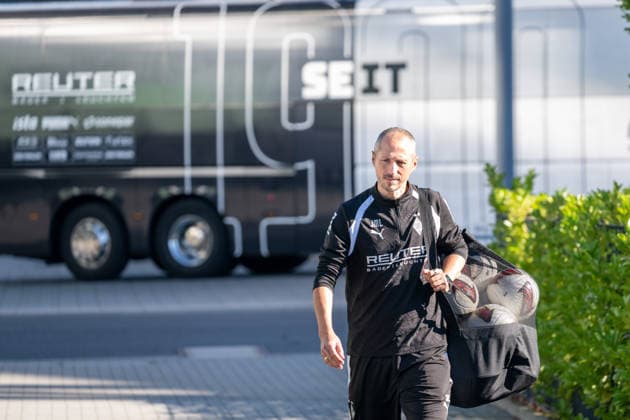 Jan Moritz Lichte, Borussia Mönchengladbach, interim coach on his way to the training field. Borussia Mönchengladbach public training session, soccer, Bundesliga, 2026–2027 season, September 15, 2026, Borussia Mönchengladbach open training session, soccer, Bundesliga, 2026–2027 season, September 15, 2026, Mönchengladbach Copyright: xEibner-Pressefoto ThomasxHaeslerx EP_THR