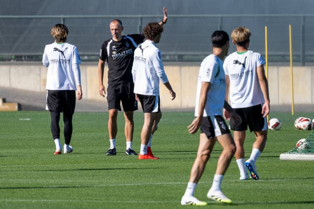 Jan Moritz Lichte, Borussia Mönchengladbach’s interim coach, divides the players into groups. Public training session: Borussia Mönchengladbach, soccer, Bundesliga, 2026–2027 season, September 15, 2026, public training session for Borussia Mönchengladbach, soccer, Bundesliga, 2026–2027 season, September 15, 2026, Mönchengladbach Copyright: xEibner-Pressefoto ThomasxHaeslerx EP_THR