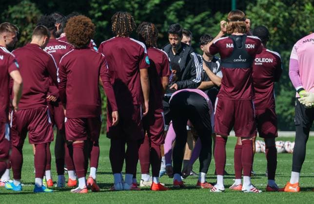 Anderlecht s head coach Vitor Bruno talks to his players during a training session of Belgian soccer team RSC Anderlecht ahead of the game against French club Olympique Lyonnais, Tuesday 15 September 2026 in Brussels, for the first day (out of 8) of the league phase of the UEFA Europa League phase. VIRGINIExLEFOUR  x186487995x
