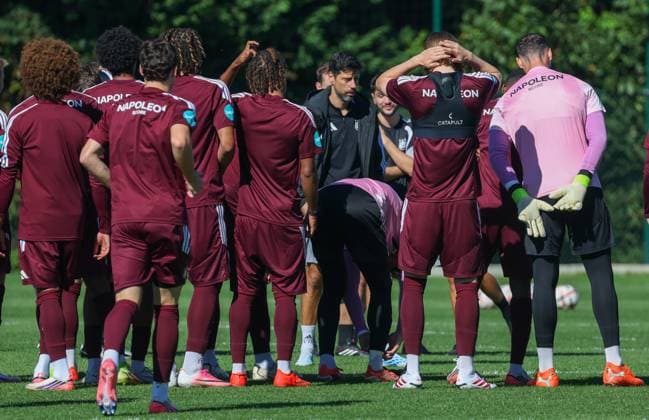 Anderlecht s head coach Vitor Bruno talks to his players during a training session of Belgian soccer team RSC Anderlecht ahead of the game against French club Olympique Lyonnais, Tuesday 15 September 2026 in Brussels, for the first day (out of 8) of the league phase of the UEFA Europa League phase. VIRGINIExLEFOUR  x186488005x