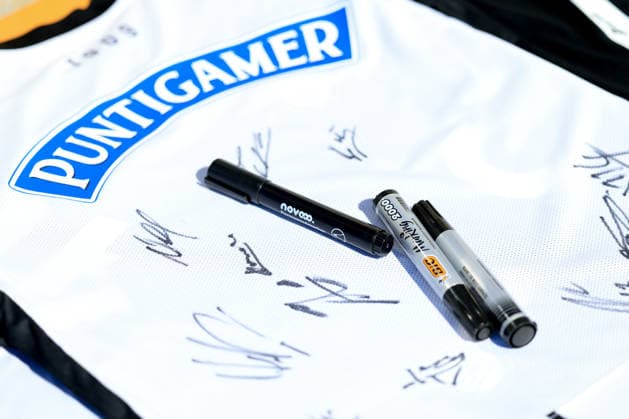 SOCCER - UEFA EL, Sturm vs Rennais GRAZ,AUSTRIA,15.SEP.26 - SOCCER - UEFA Europa League, Sturm Graz vs Stade Rennais FC, preview, training Sturm. Image shows a feature with a jersey, autographs and pens.  GEPAxpictures xMarioxBuehner-Weinrauch