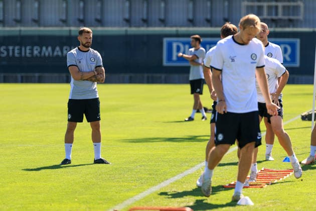 SOCCER - UEFA EL, Sturm vs Rennais GRAZ,AUSTRIA,15.SEP.26 - SOCCER - UEFA Europa League, Sturm Graz vs Stade Rennais FC, preview, training Sturm. Image shows head coach Fabio Ingolitsch (Sturm) and the team of Sturm.  GEPAxpictures xMarioxBuehner-Weinrauch