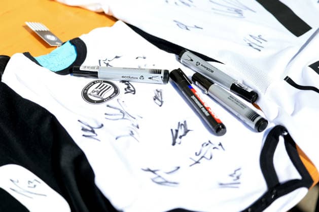 SOCCER - UEFA EL, Sturm vs Rennais GRAZ,AUSTRIA,15.SEP.26 - SOCCER - UEFA Europa League, Sturm Graz vs Stade Rennais FC, preview, training Sturm. Image shows a feature with a jersey, autographs and pens.  GEPAxpictures xMarioxBuehner-Weinrauch