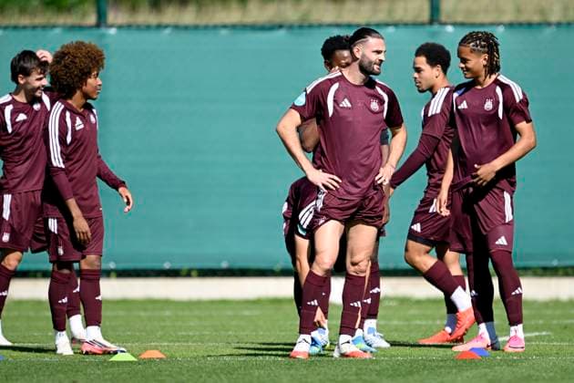 RSC Anderlecht v Olympique Lyon - UEFA Europa League Media Activities 15 09 2026 ANDERLECHT, BELGIUM - SEPTEMBER 15 : Nga Kana Joshua midfielder of RSC Anderlecht talking to Petrot Leo defender of RSC Anderlecht and Kalonji Noah midfielder of RSC Anderlecht pictured during a training session ahead of the UEFA Europa League 2026 27 League Phase MD1 match between RSC Anderlecht and Olympique Lyon on September 15, 2026 in Anderlecht, Belgium, 15 09 2026 Anderlecht Belgium  Copyright: xNicoxVereeckenx