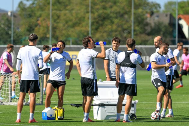 SOCCER - UEFA EL, Sturm vs Rennais GRAZ,AUSTRIA,15.SEP.26 - SOCCER - UEFA Europa League, Sturm Graz vs Stade Rennais FC, preview, training Sturm. Image shows the team of Sturm. Keywords: bottle.  GEPAxpictures xMarioxBuehner-Weinrauch