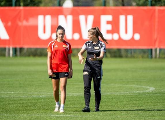 Soccer, Women, 2026–2027 Season, Google Pixel Women s Bundesliga, 1. FC Union Berlin, Practice, from left: Leela Egli, Women s 1. FC Union, Coach Marie Louise Eta, Women s 1. FC Union, September 15, 2026, Copyright: xMatthiasxKochx