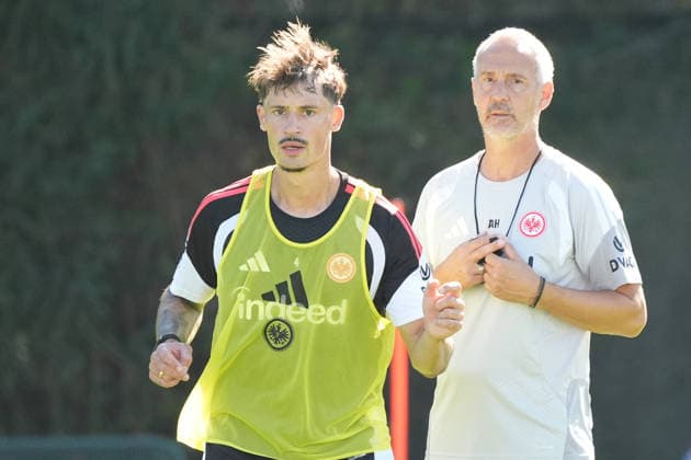 Coach Adi Hütter of Eintracht Frankfurt watches captain Robin Koch Eintracht Frankfurt September 15, 2026 Bundesliga, 2026–27 season Eintracht Frankfurt training