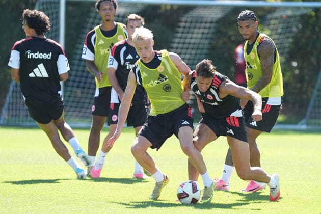 Tackle between Oscar Hojlund (Eintracht Frankfurt) and Younes Ebnoutalib (Eintracht Frankfurt) on September 15, 2026, Bundesliga, Season 26-27, Eintracht Frankfurt Practice