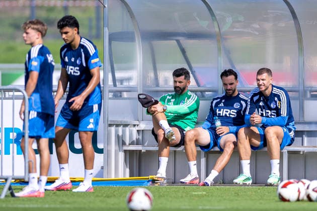 September 15, 2026, Soccer, FC Schalke 04 training session: Coach Miron Muslic (FC Schalke 04), Kenan Karaman (FC Schalke 04), and Edin Dzeko (FC Schalke 04) sit next to each other at the FC Schalke 04 training facility in Gelsenkirchen, North Rhine-Westphalia, Germany xRHR PHOTO YYx Copyright: RHR-FOTOx RHR-FOTO YY