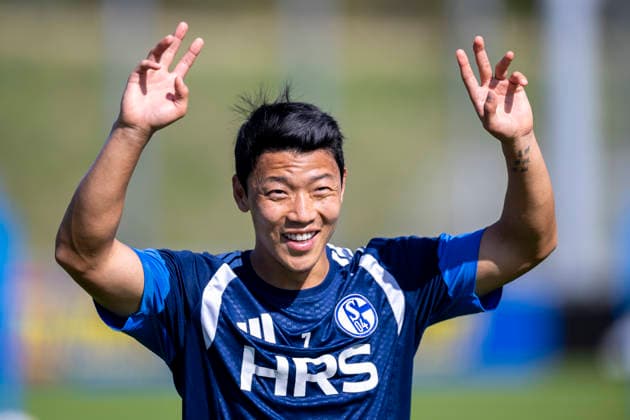 September 15, 2026, Soccer, FC Schalke 04 practice Hee-chan Hwang FC Schalke 04 laughs and raises his hands Gelsenkirchen FC Schalke 04 training facility NRW Germany xRHR PHOTO YYx Copyright: RHR-FOTOx RHR-FOTO YY