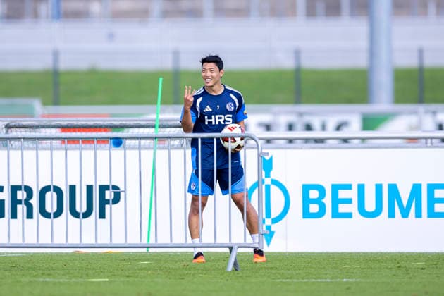 September 15, 2026, Soccer, FC Schalke 04 practice Hee-chan Hwang FC Schalke 04 laughs and makes a gesture with his fingers Gelsenkirchen FC Schalke 04 training facility North Rhine-Westphalia, Germany xRHR PHOTO YYx Copyright: RHR-FOTOx RHR-FOTO YY
