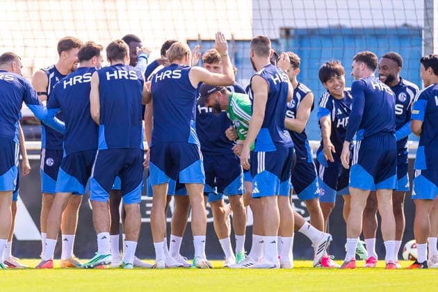 September 15, 2026, Soccer, FC Schalke 04 practice; Coach Miron Muslic; FC Schalke 04 walks through a guard of honor formed by players; Gelsenkirchen; FC Schalke 04 training facility; North Rhine-Westphalia, Germany; xRHR PHOTO YYx Copyright: RHR-FOTOx RHR-FOTO YY