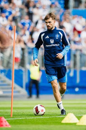 Hamburger SV Training, September 15, 2026: Mario Vuskovic, 44, Returns to Training for Hamburger SV — Soccer, Training, Return — Mario Vuskovic at Hamburger SV Training on September 15, 2026, at the Volksparkstadion, Hamburg DFL regulations prohibit any use of photographs as image sequences and or quasi-video Copyright: xBEAUTIFULxSPORTS Tonhäuserx