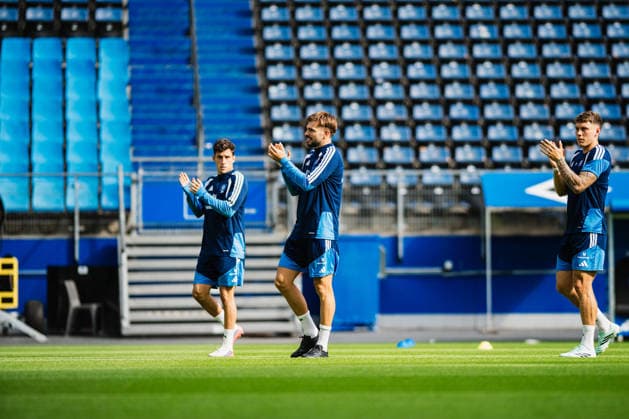 Hamburger SV Training, September 15, 2026: Mario Vuskovic (44) is back in training and high-fiving the fans. Soccer, Training, Return of Mario Vuskovic. Hamburger SV training on September 15, 2026, at the Volksparkstadion, Hamburg DFL REGULATIONS PROHIBIT ANY USE OF PHOTOGRAPHS AS IMAGE SEQUENCES AND OR QUASI-VIDEO Copyright: xBEAUTIFULxSPORTS Tonhäuserx